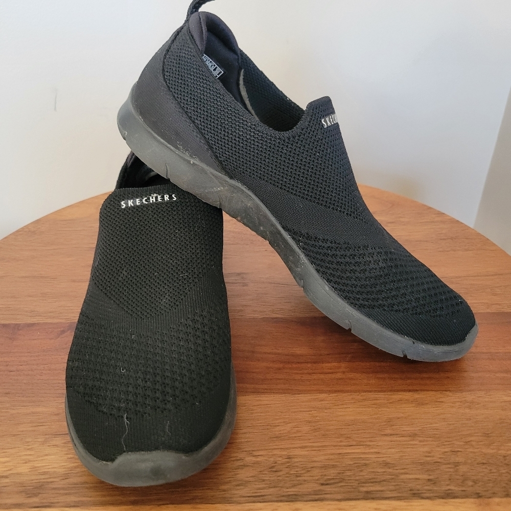 Sketchers 9.5 Archfit Walking Shoe
